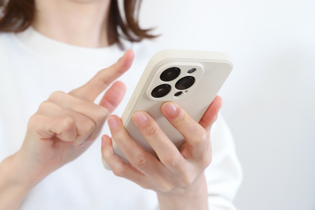 オンライン広告を見る女性のイメージ